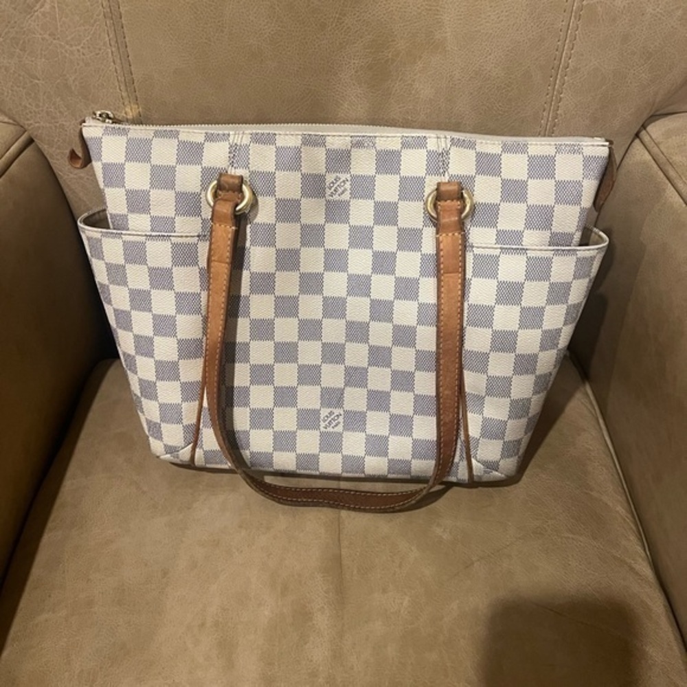 ❌SOLD❌Authentic Louis Vuitton totally pm